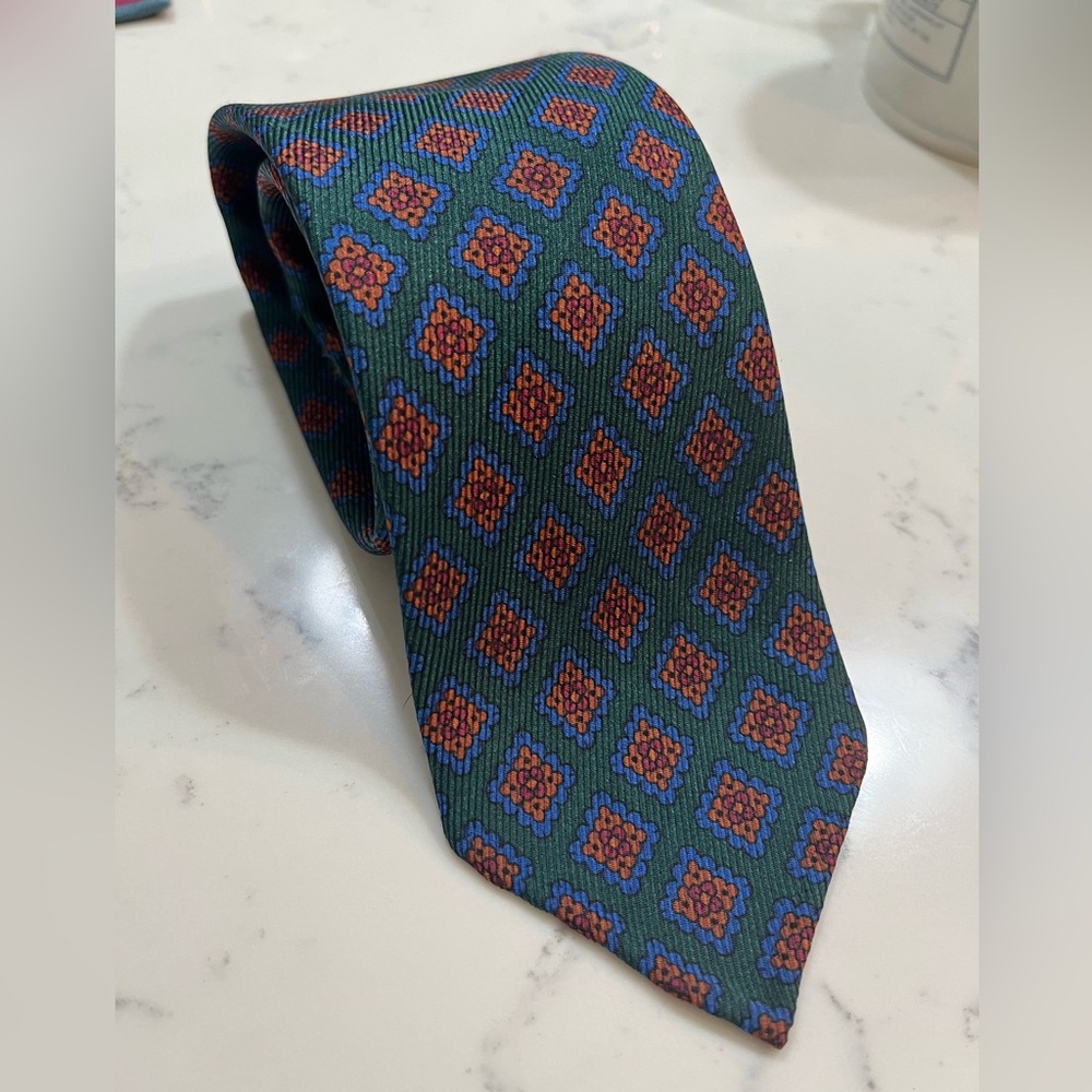 Never worn men’s silk tie. Brand: Viola Milano Length: 58” Width: 3”